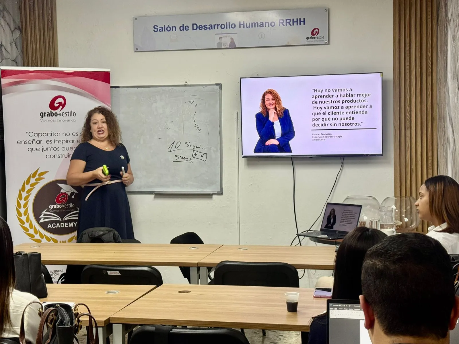 Leticia Centurión impartiendo una capacitación comercial a un equipo, representando el programa de Estrategia Comercial y Crecimiento