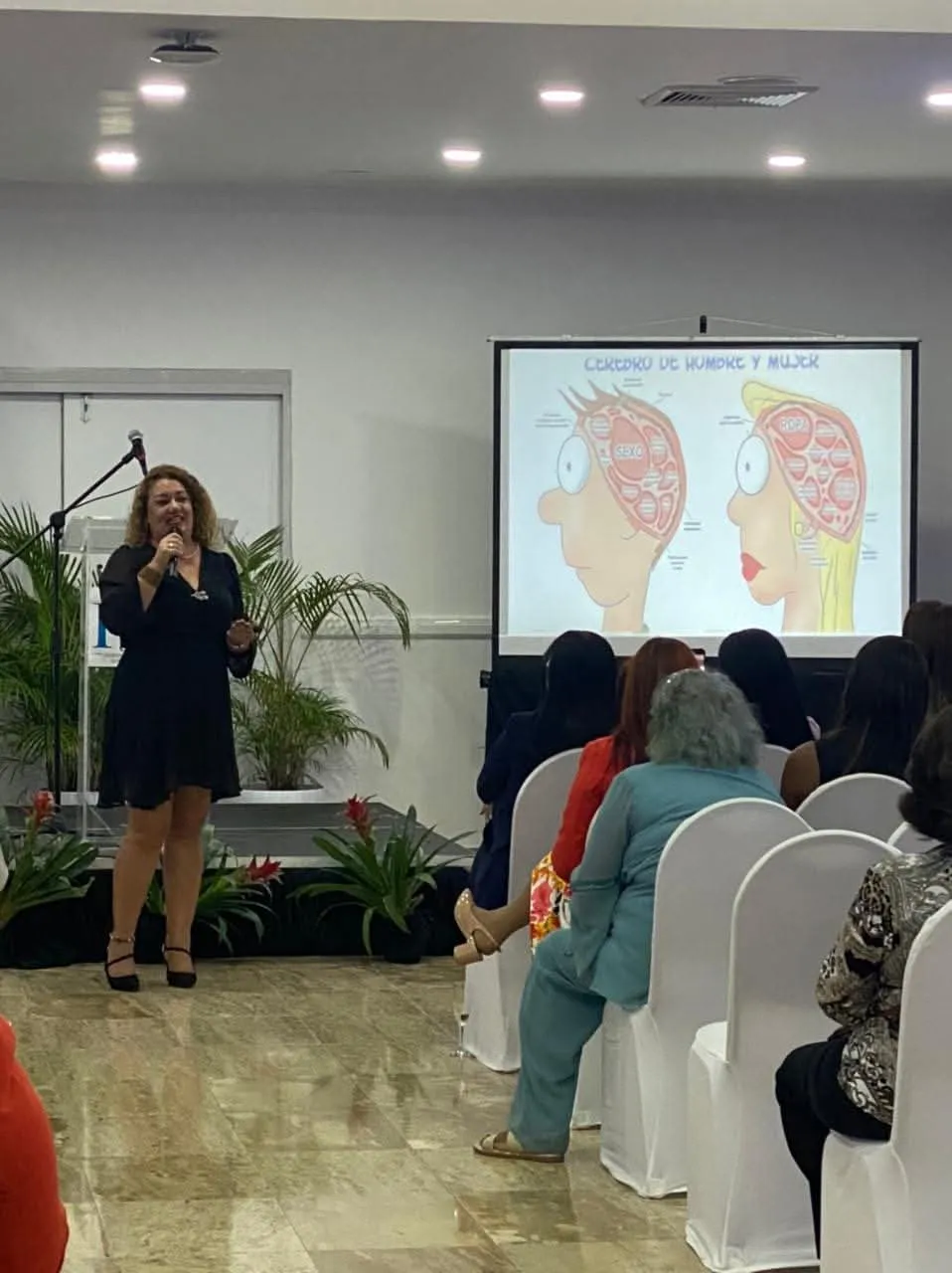 Leticia Centurión impartiendo una conferencia sobre el cerebro, representando el programa de Neurociencia Aplicada a los Negocios