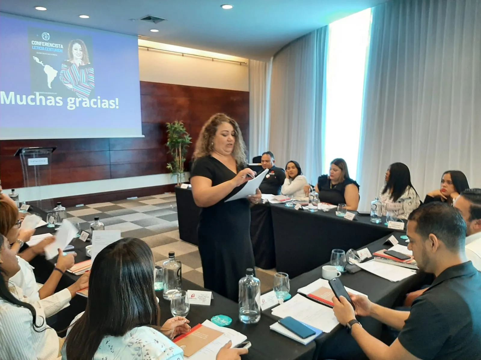 Leticia Centurión facilitando un taller con un equipo de trabajo, representando el programa de Estrategia Comercial y Crecimiento